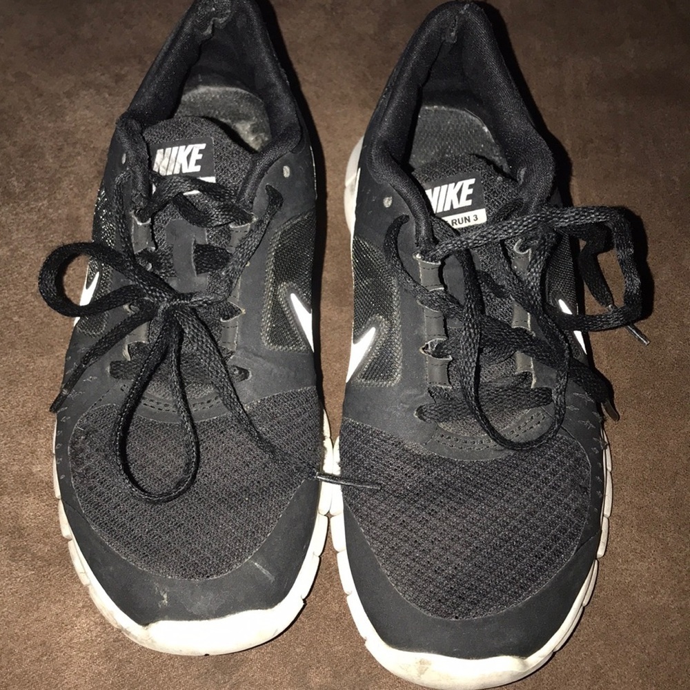 Nike tennis shoes black size 4 - Picture 2 of 8